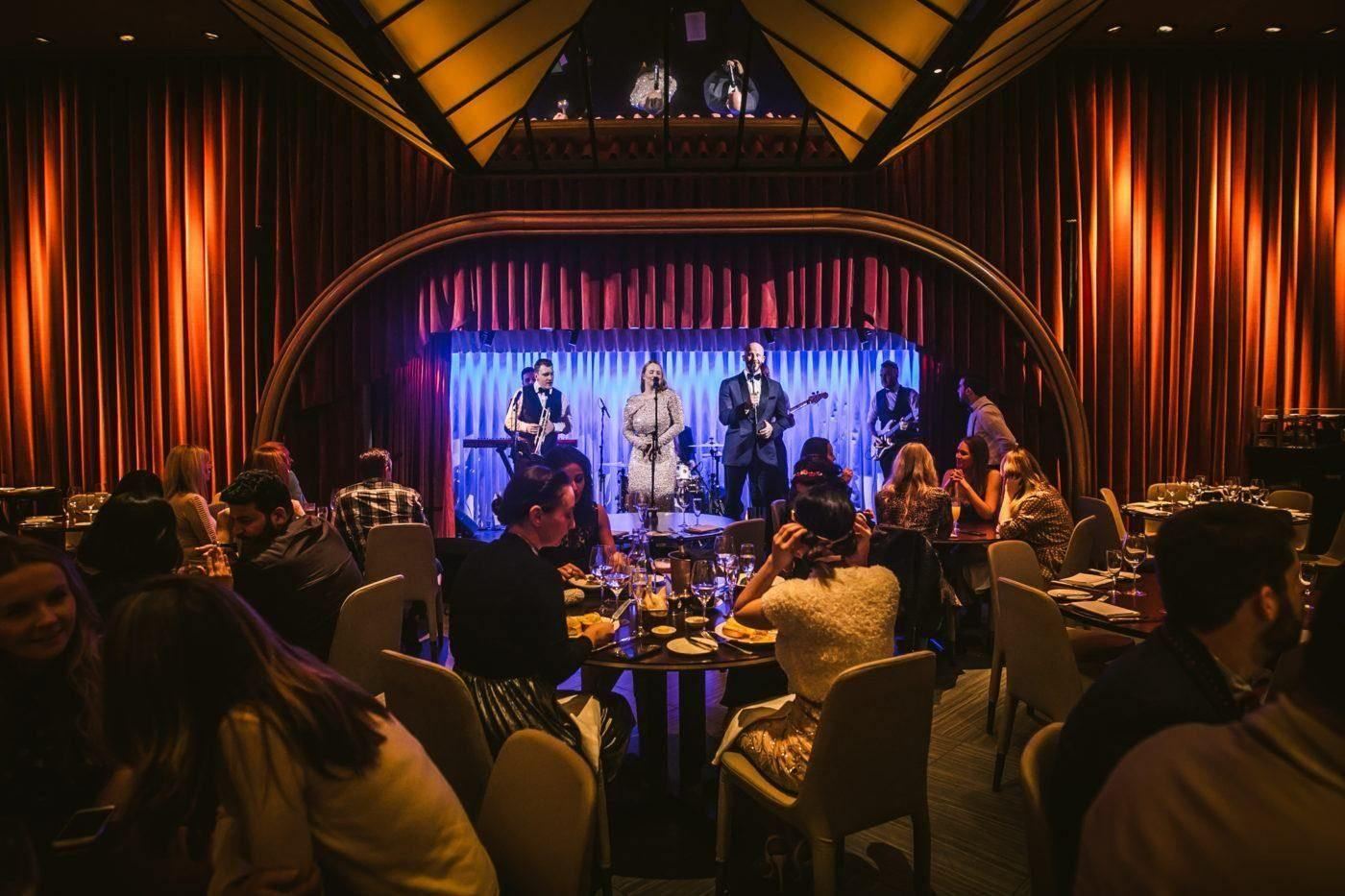  Qynavrox : Harmonious Dinner with Live Music